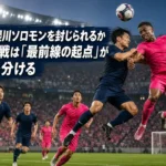 夏のスタジアムで空中戦を競る福岡とC大阪の選手。