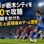 夏のナイトゲームで攻め込む青いユニフォームの選手と守備陣。