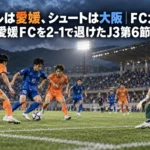ナイターの競技場でボールを競り合うサッカー選手たちのイメージ