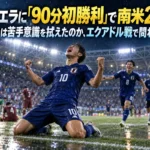 夜のスタジアムで終盤の決勝ゴールを喜ぶ青いユニフォームのストライカー